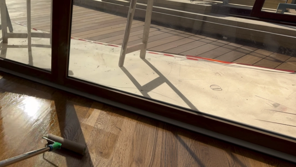 poncage et teinte sur parquet en chene massif dans une villa du cap ferret