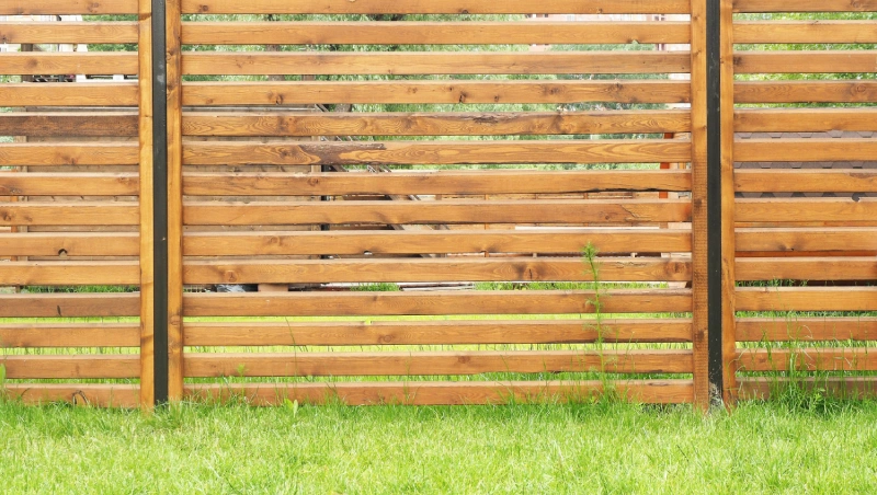 panneau de jardin en bois une solution elegante pour structurer vos espaces exterieurs 1
