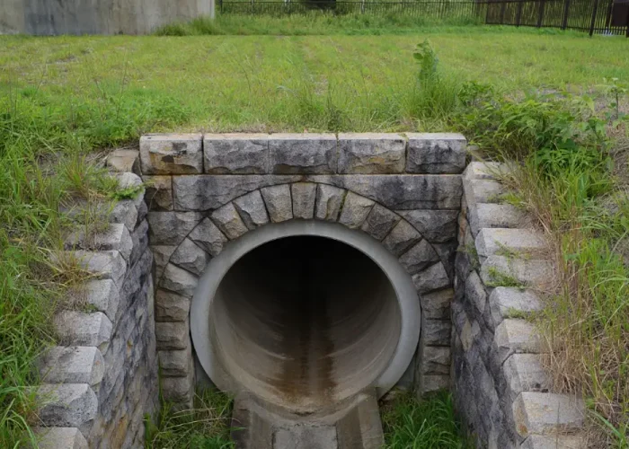 Buser un fossé : comment faire les travaux dans les règles et réussir votre aménagement extérieur ?