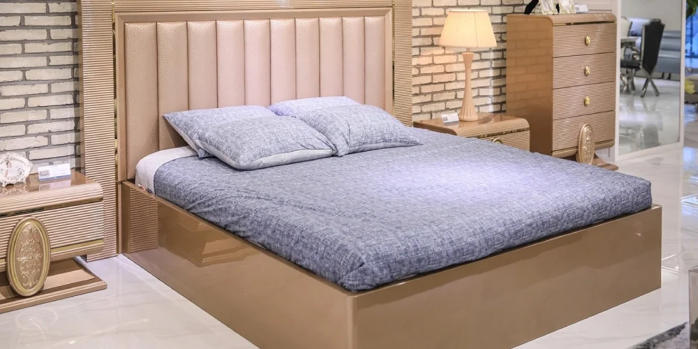 creez-une-chambre-chic-et-naturelle-grace-a-une-tete-de-lit-en-bois
