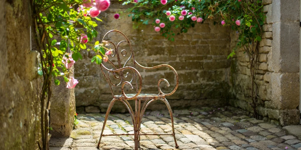 fauteuil-metal-vintage-art-de-mixer-les-styles-en-deco