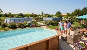 Une famille debout dans un jardin aménagé avec plusieurs piscines hors-sol de styles différents.