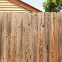panneau-de-jardin-en-bois-une-solution-elegante-pour-structurer-vos-espaces-exterieurs
