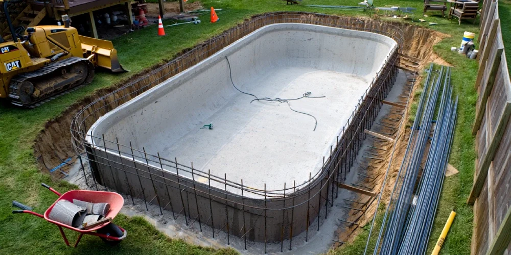 piscine-beton-coque-polyester