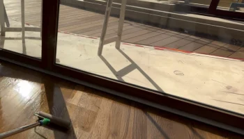 poncage-et-teinte-sur-parquet-en-chene-massif-dans-une-villa-du-cap-ferret