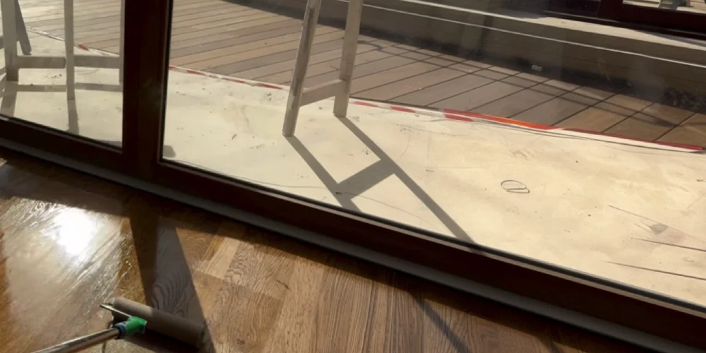 poncage-et-teinte-sur-parquet-en-chene-massif-dans-une-villa-du-cap-ferret