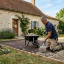 Remplacer son gazon par du gravier : étapes, coûts et conseils