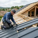 Toiture en bac acier isolé : avantages, inconvénients et prix